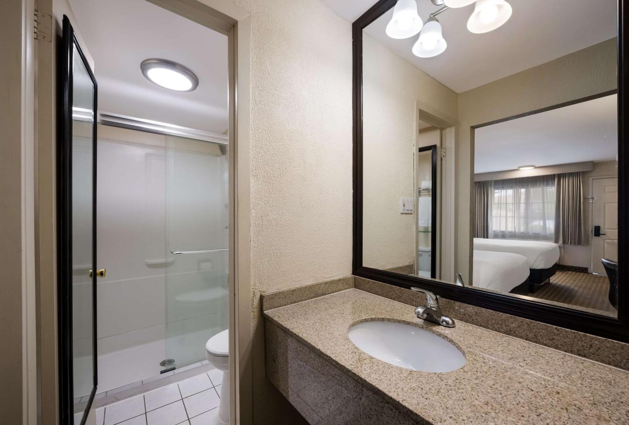 Surestay Plus By Best Western Woodbury Inn Екстериор снимка