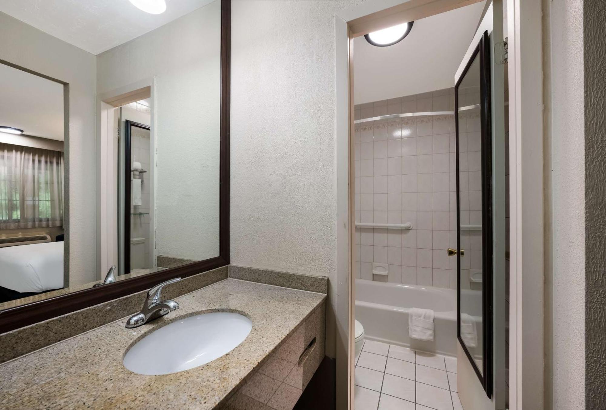 Surestay Plus By Best Western Woodbury Inn Екстериор снимка